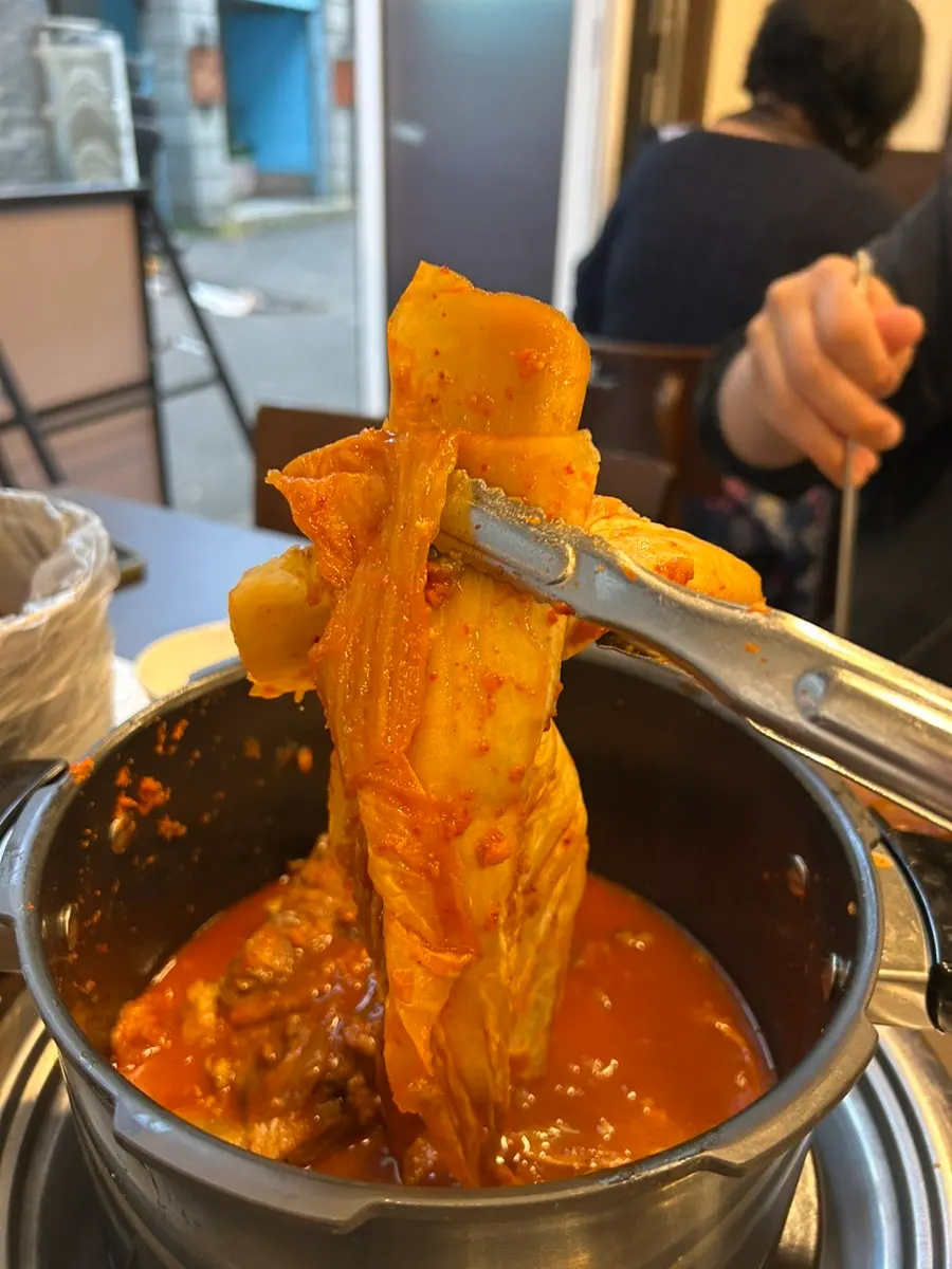 양념에 비벼 먹는 뼈찜 고기와 밥