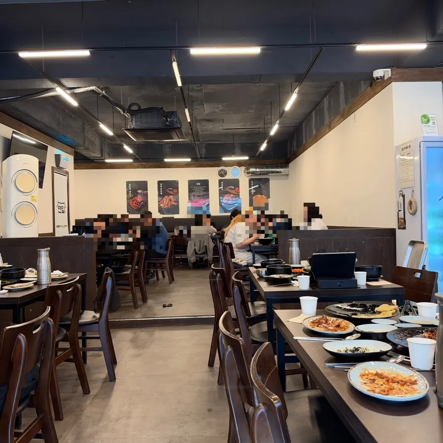 테이블이 넓게 놓인 연암숯불뼈구이 매장 내부