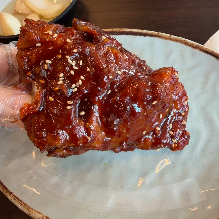 접시에 덜어낸 뼈구이 한 덩이
