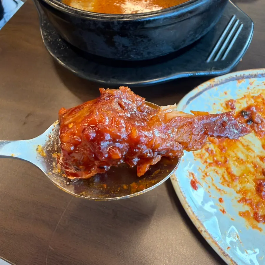 양념이 묻은 뼈구이 고기 한 점