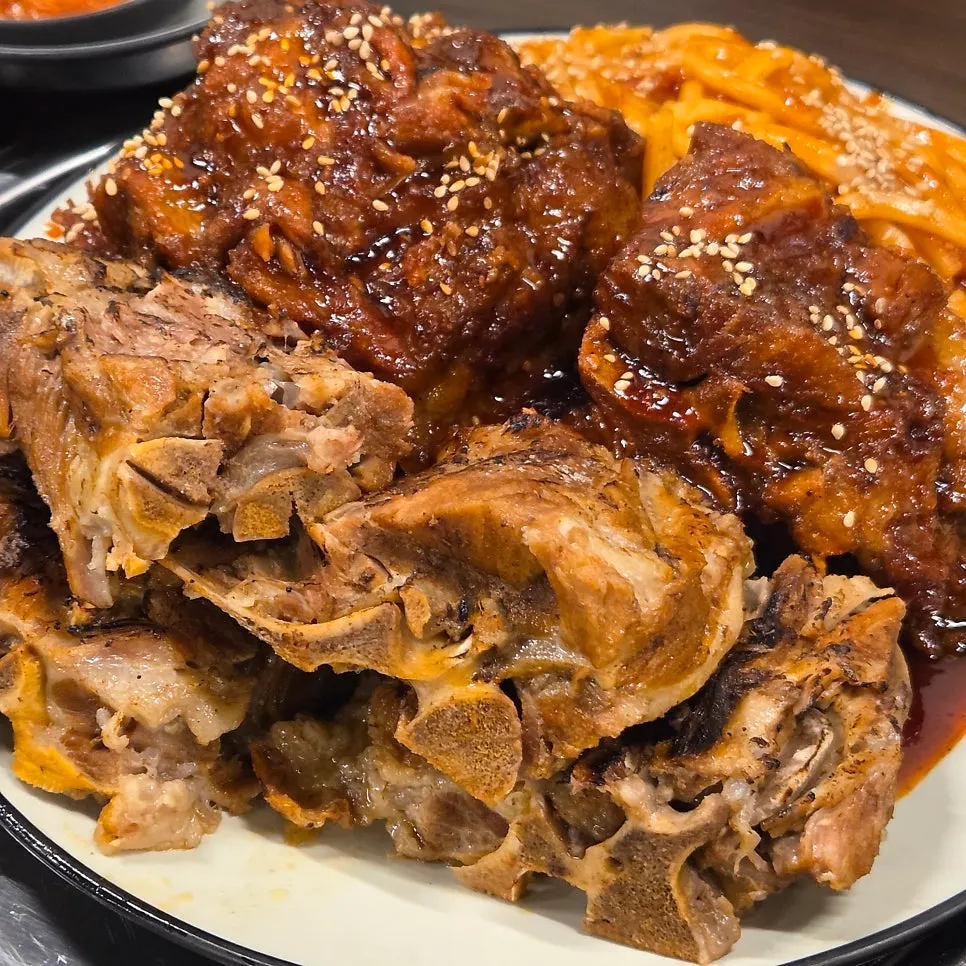 Half-and-half pork bones with salt and less-spicy sauce flavors