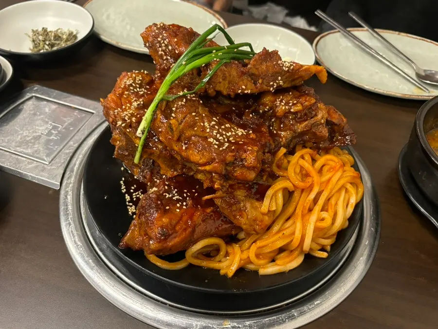 기본 반찬과 함께 나온 감자탕 국물