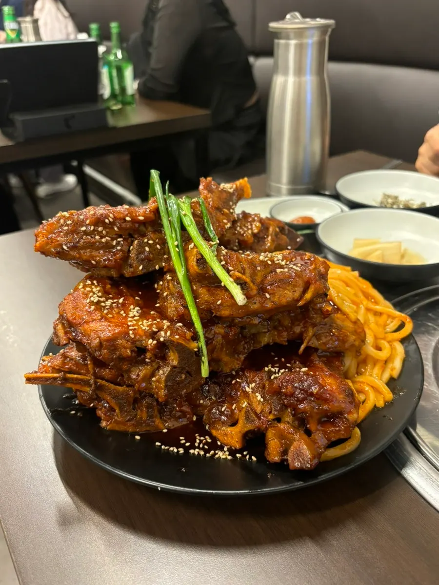 불판에 올라온 맥반석 뼈구이 중 사이즈