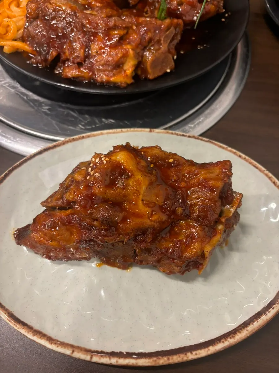 손으로 들어 크기를 비교한 뼈구이 한 조각