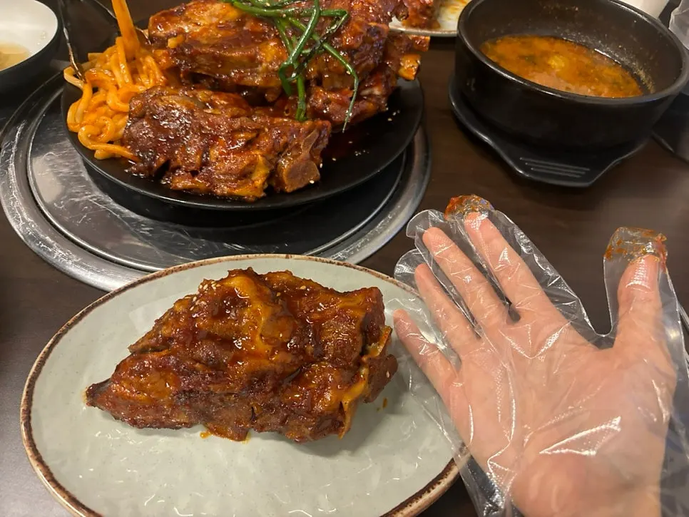 살이 두툼하게 붙은 숯불 뼈구이 조각