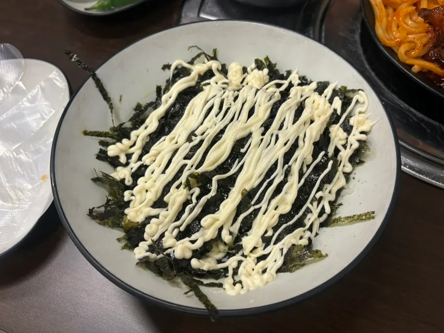 매콤한 양념의 맥반석 뼈구이 클로즈업