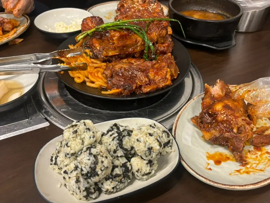 완성된 주먹밥과 뼈구이 한 상