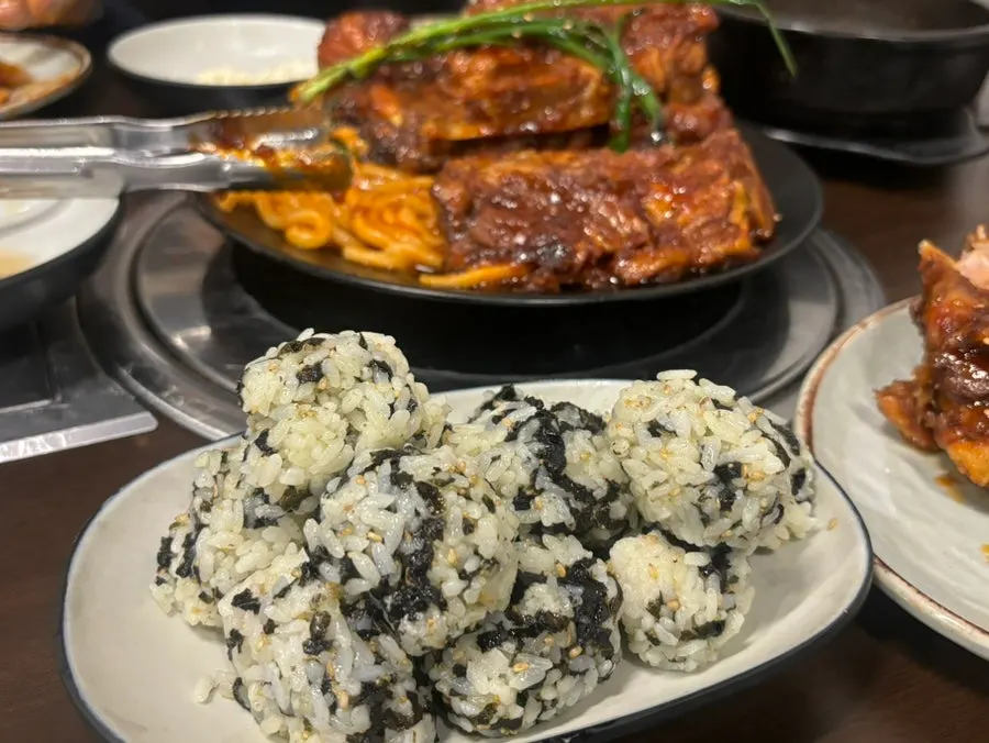 발라낸 살코기와 주먹밥 조합