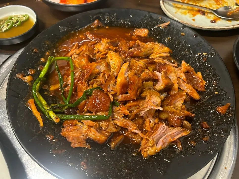 뼈에서 발라낸 살코기 한 접시