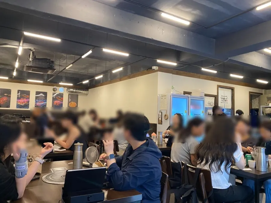 12시 무렵 만석이 된 홀