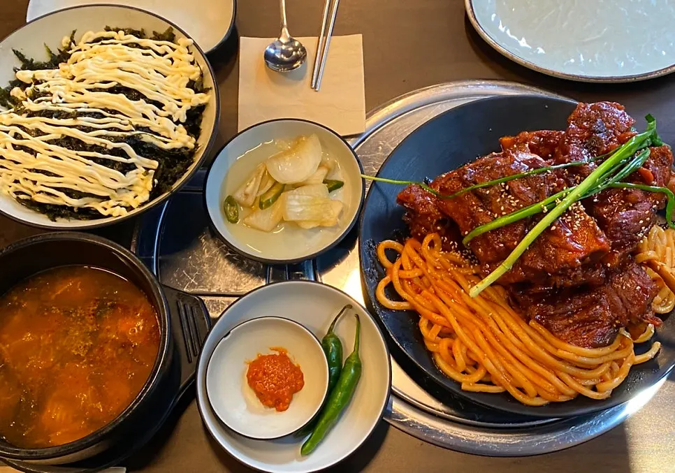 숯불뼈구이 소자와 주먹밥, 해장국 국물이 차려진 상