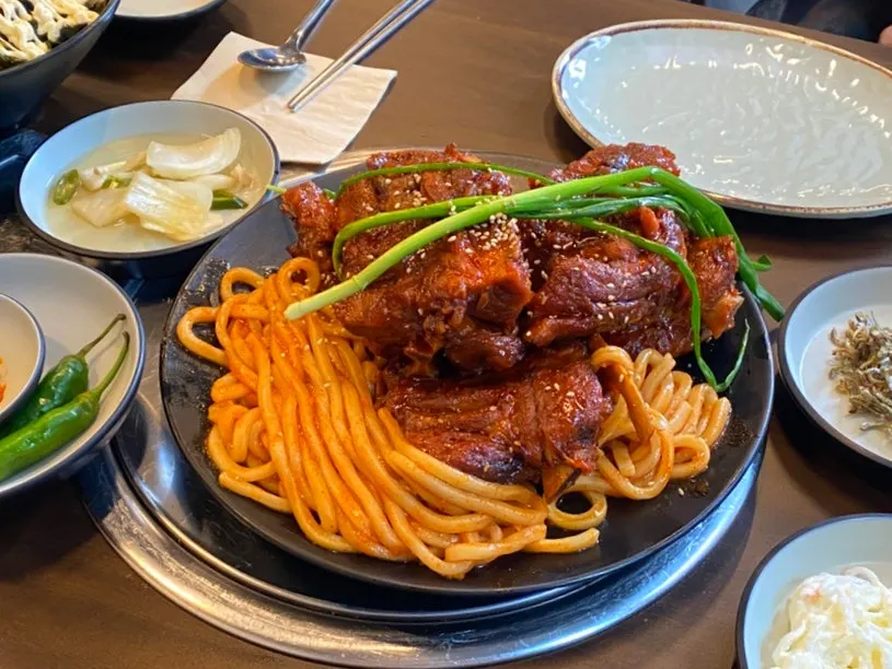 숯불에 구워낸 뼈구이 소자