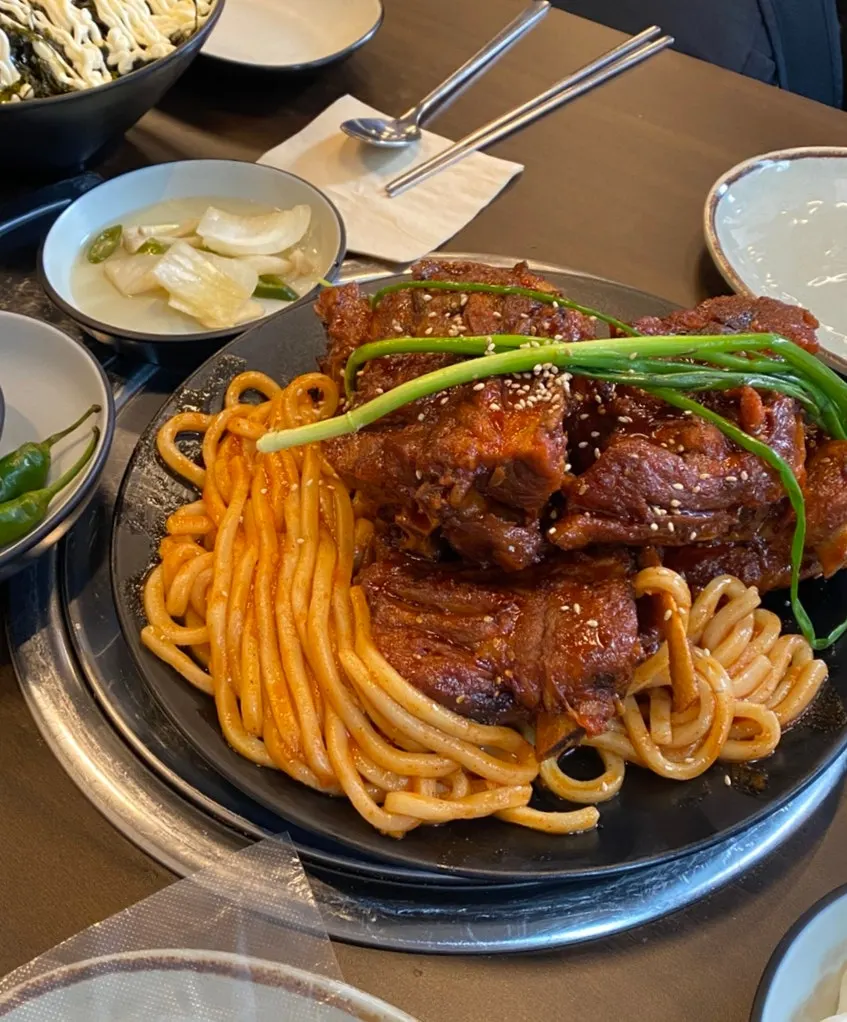 양념이 묻은 숯불뼈구이 클로즈업