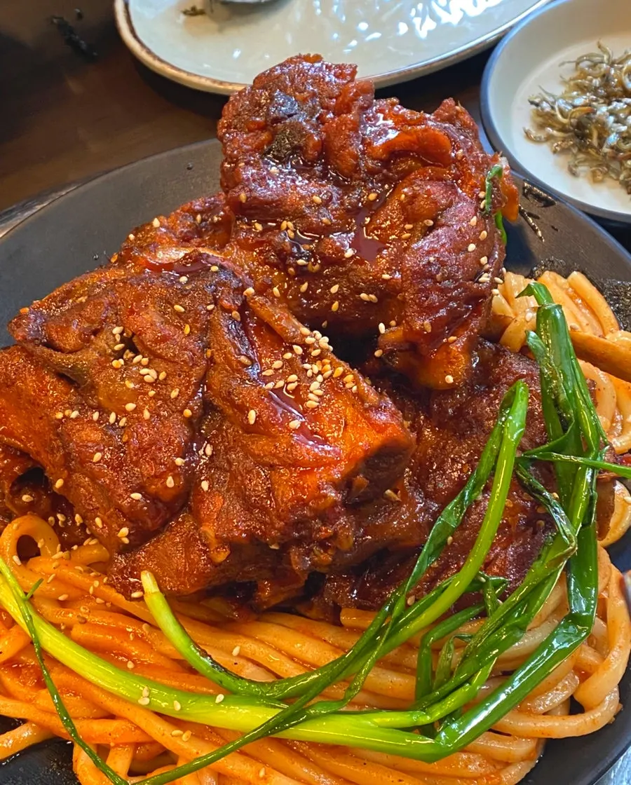 덜 매운맛 양념 뼈구이 한 점