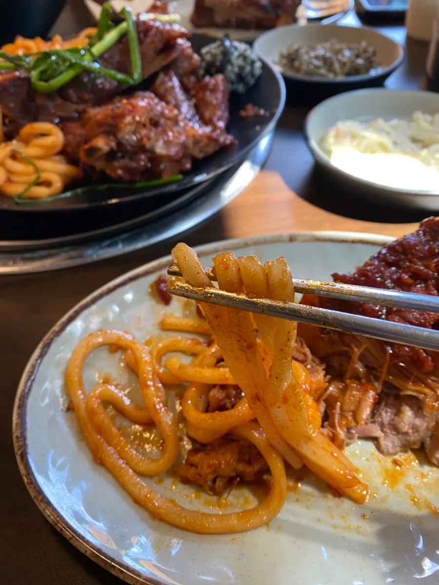 양념에 버무려진 우동사리 면