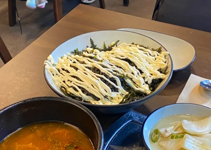 뼈구이와 함께 주문한 주먹밥