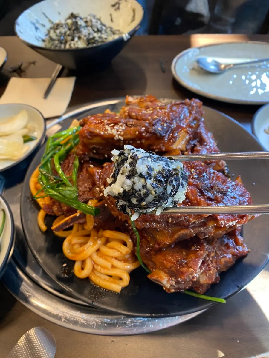 뼈구이 양념에 찍어 먹는 주먹밥