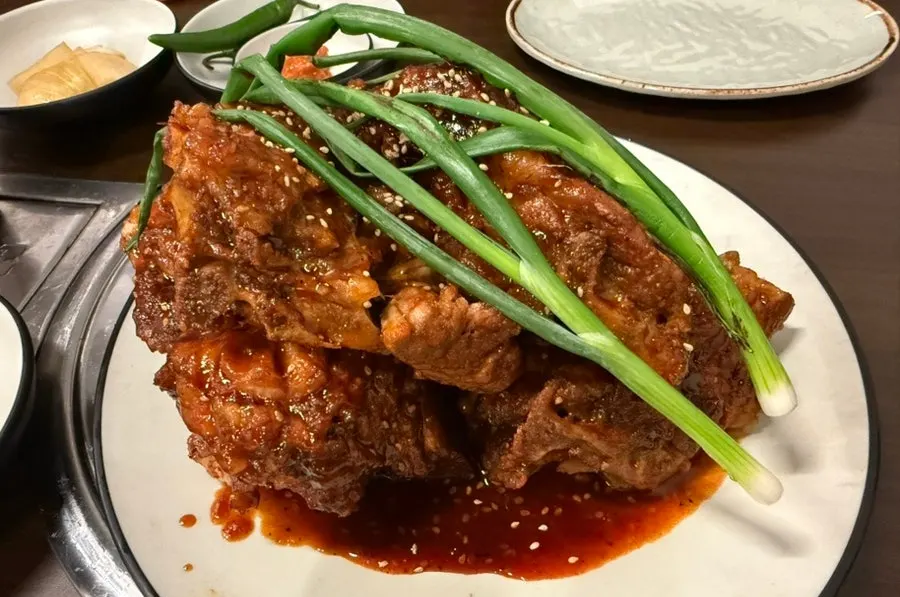 Table setting with the sauce-coated small charcoal-plate pork bone grill