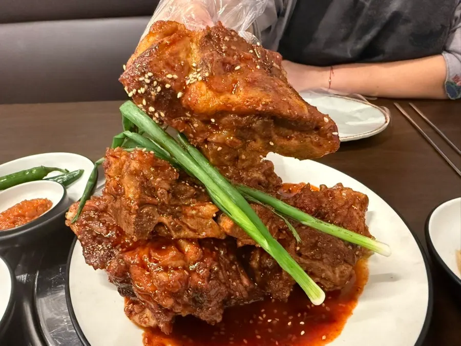 Richly seasoned charcoal-plate pork bone grill