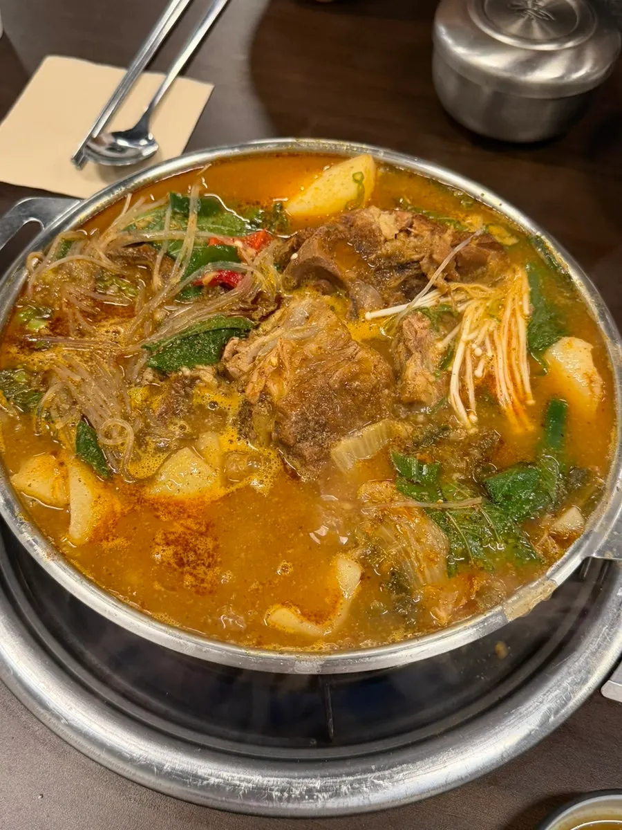 Siraegi softened and soaked with broth in the gamjatang
