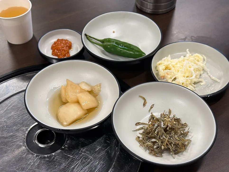 Angel hair jelly salad, chili peppers, and ssamjang side dishes