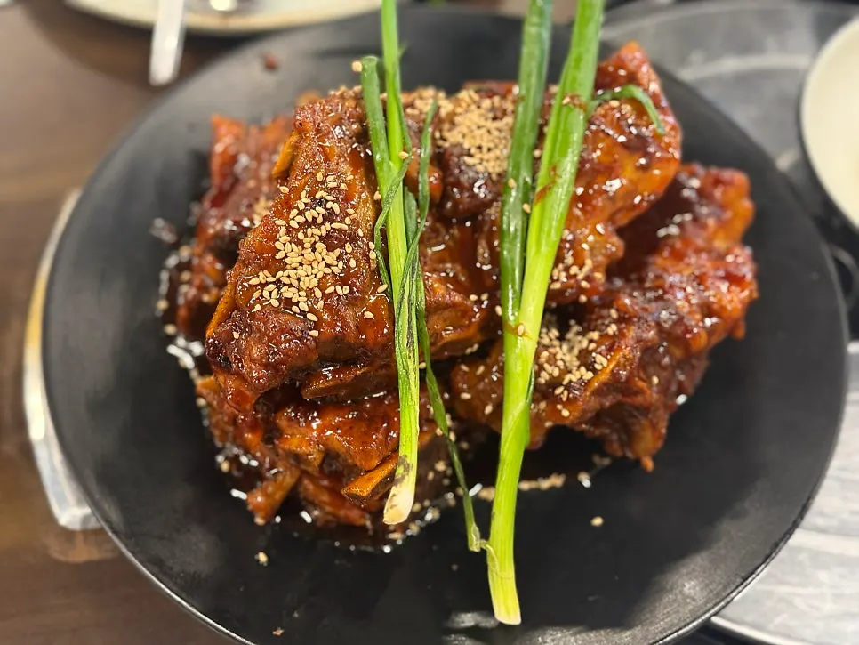 Small maekbanseok pork bone grill served on a black plate