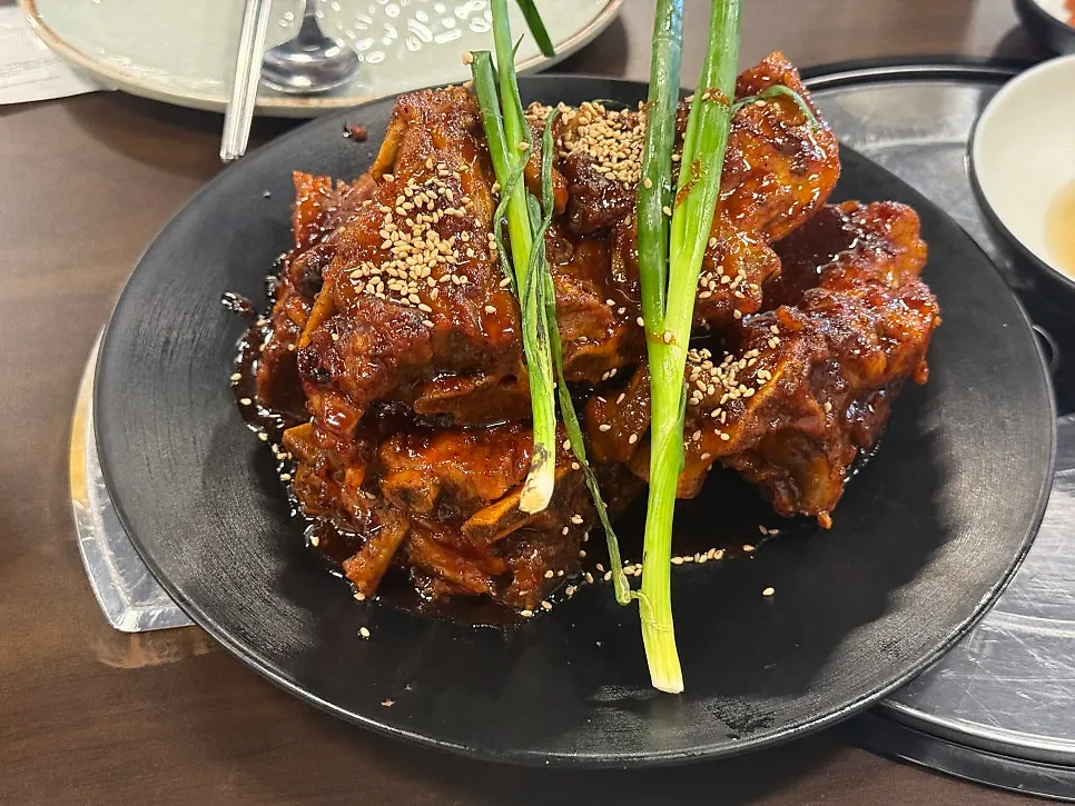 Pork bone grill topped with sesame seeds and grilled scallions