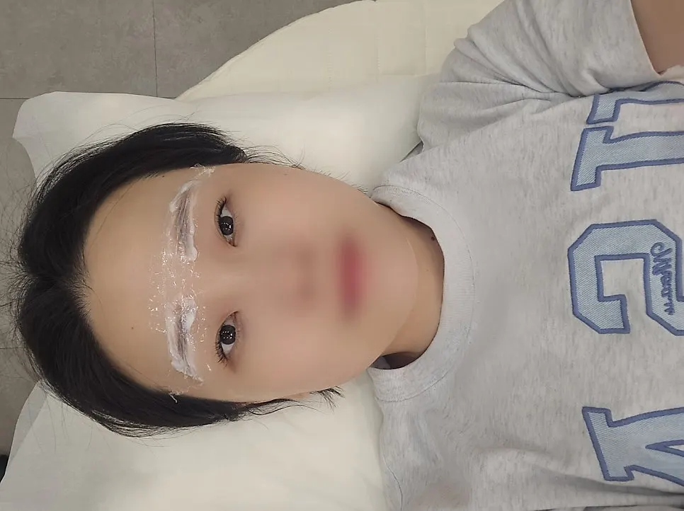 마취크림 도포 후 눈썹 디자인 과정