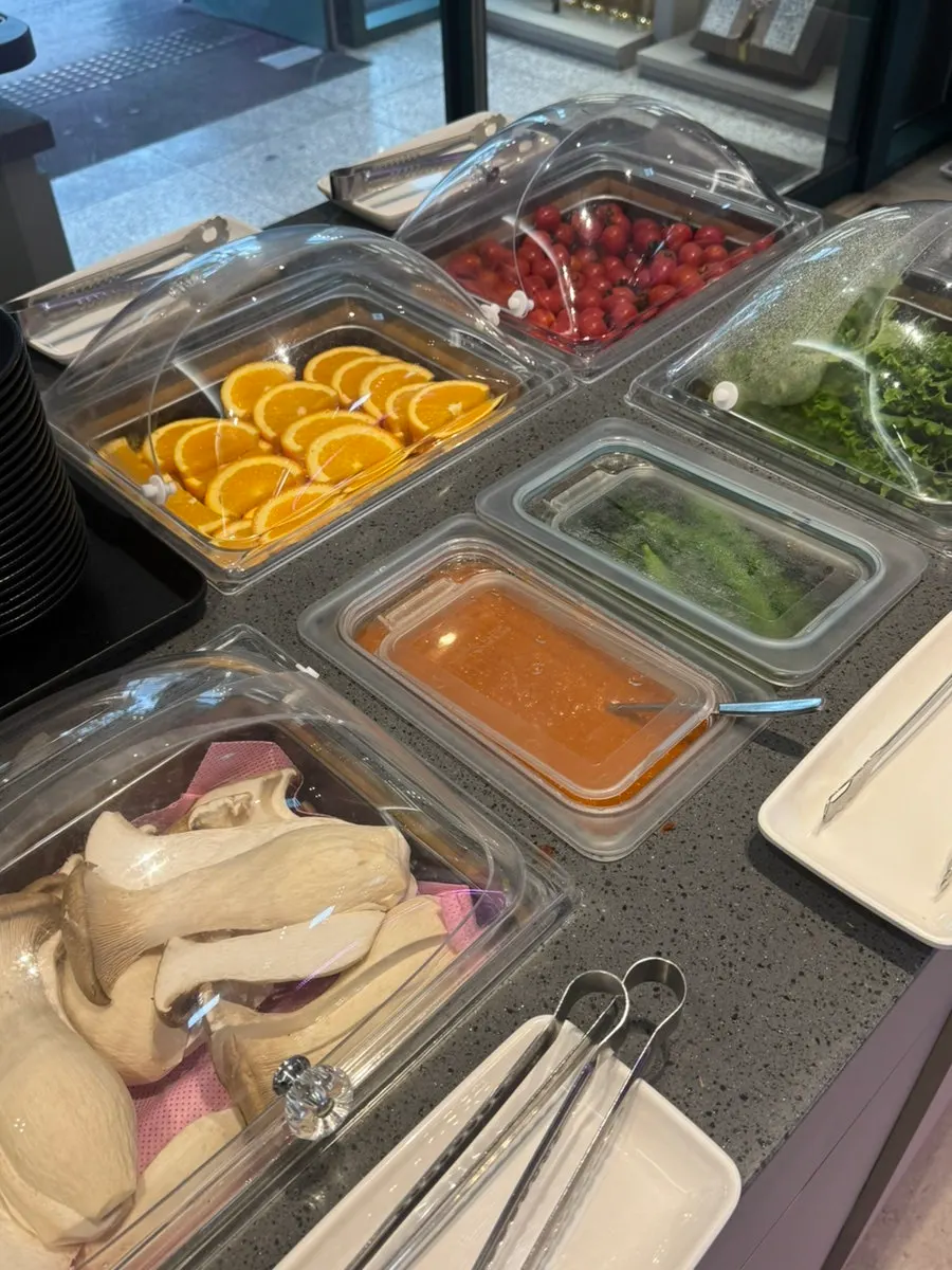 Central self-bar with mushrooms and lettuce wraps