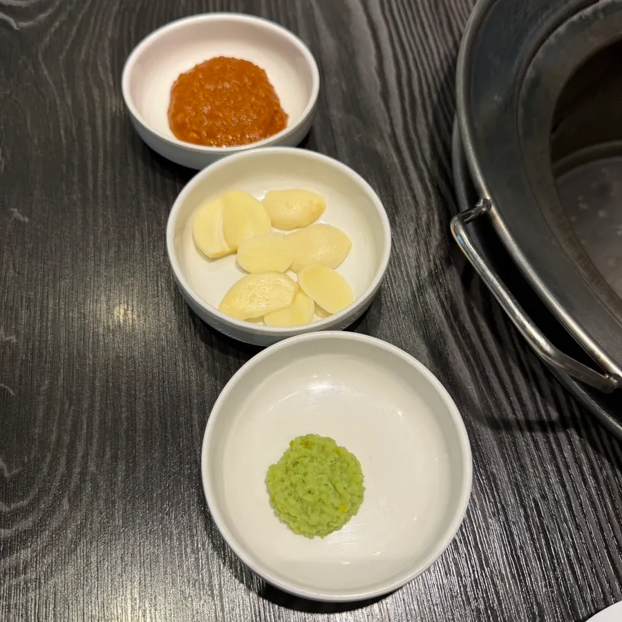 일회용 물병이 놓인 테이블