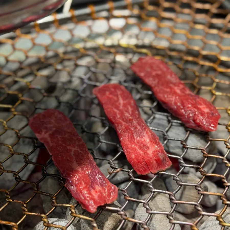 명이나물에 싸 먹는 한우 한 점