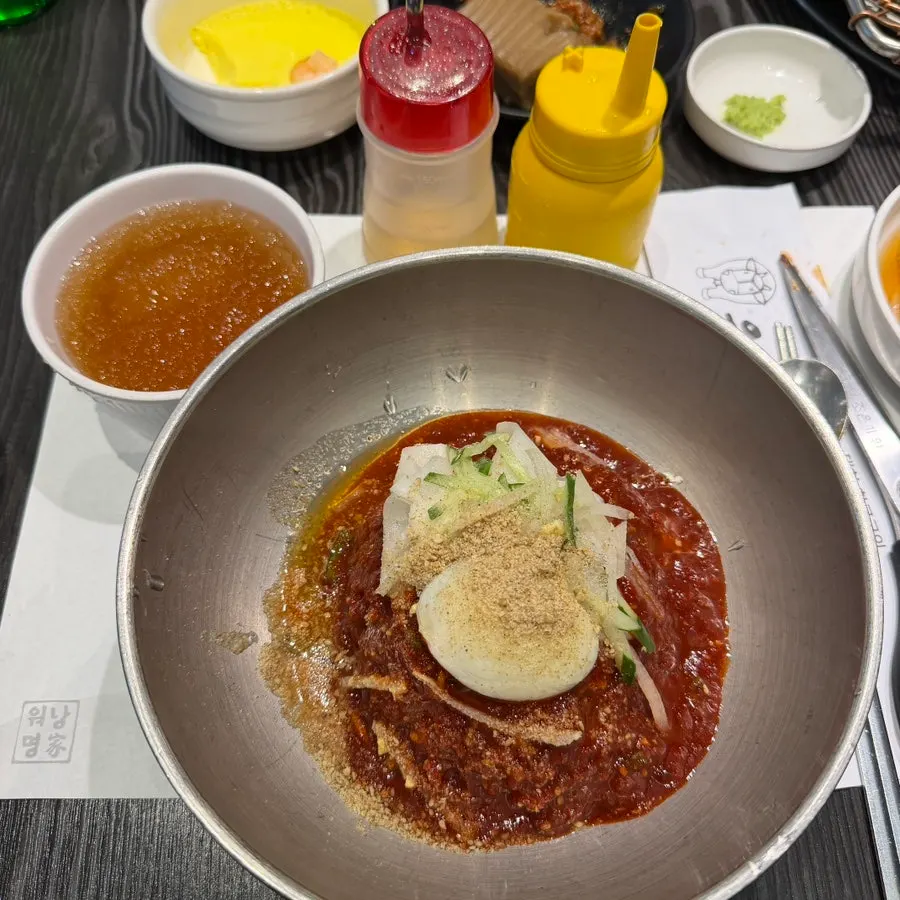 세 명이 함께한 한우 구이 상차림
