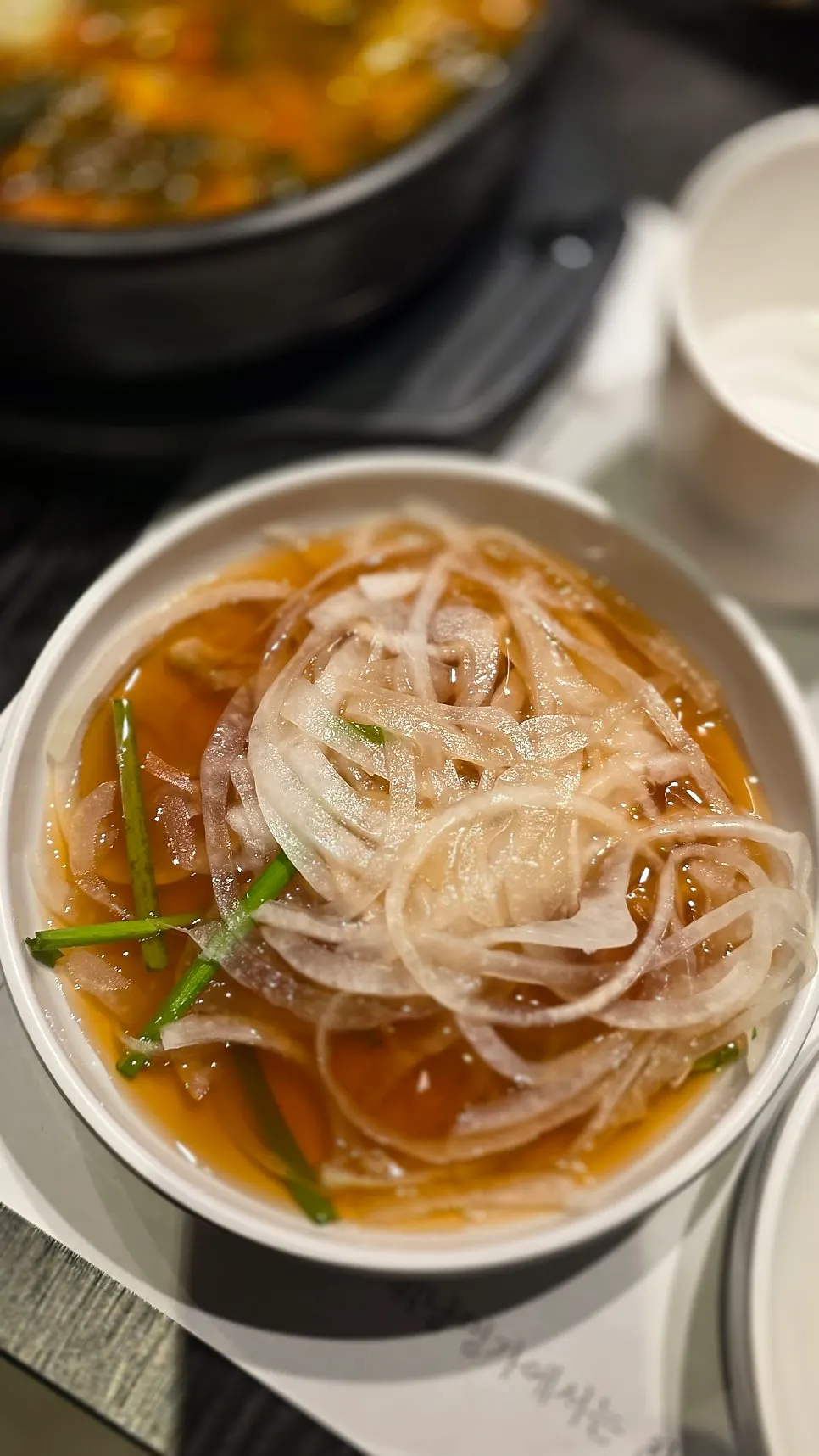 새우 올린 계란찜과 반찬 구성