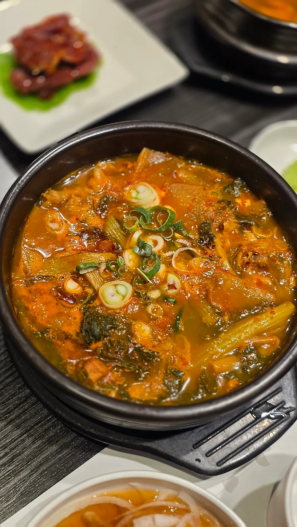 붉고 얼큰한 국물의 얼갈이왕갈비탕 뚝배기