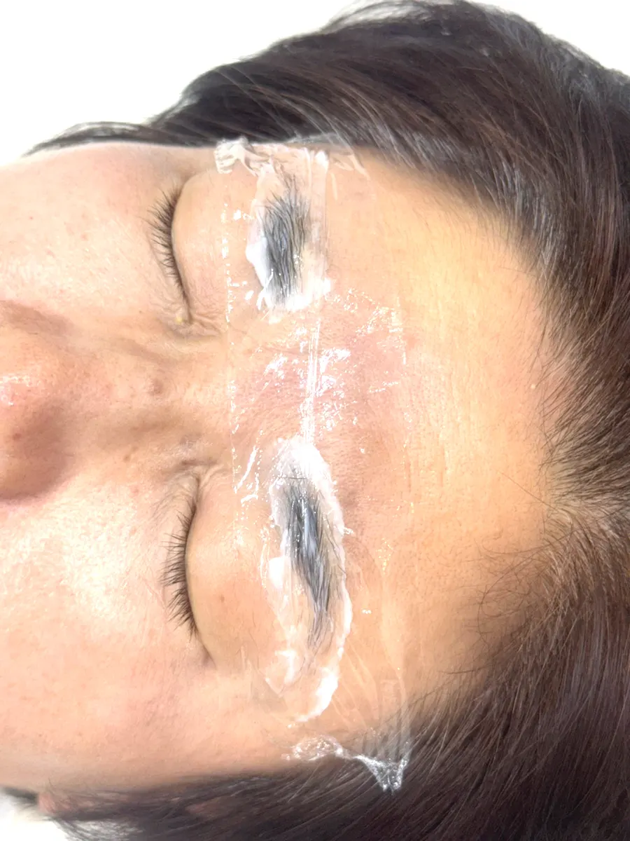 Mother's eyebrows with no tail before the semi-permanent treatment