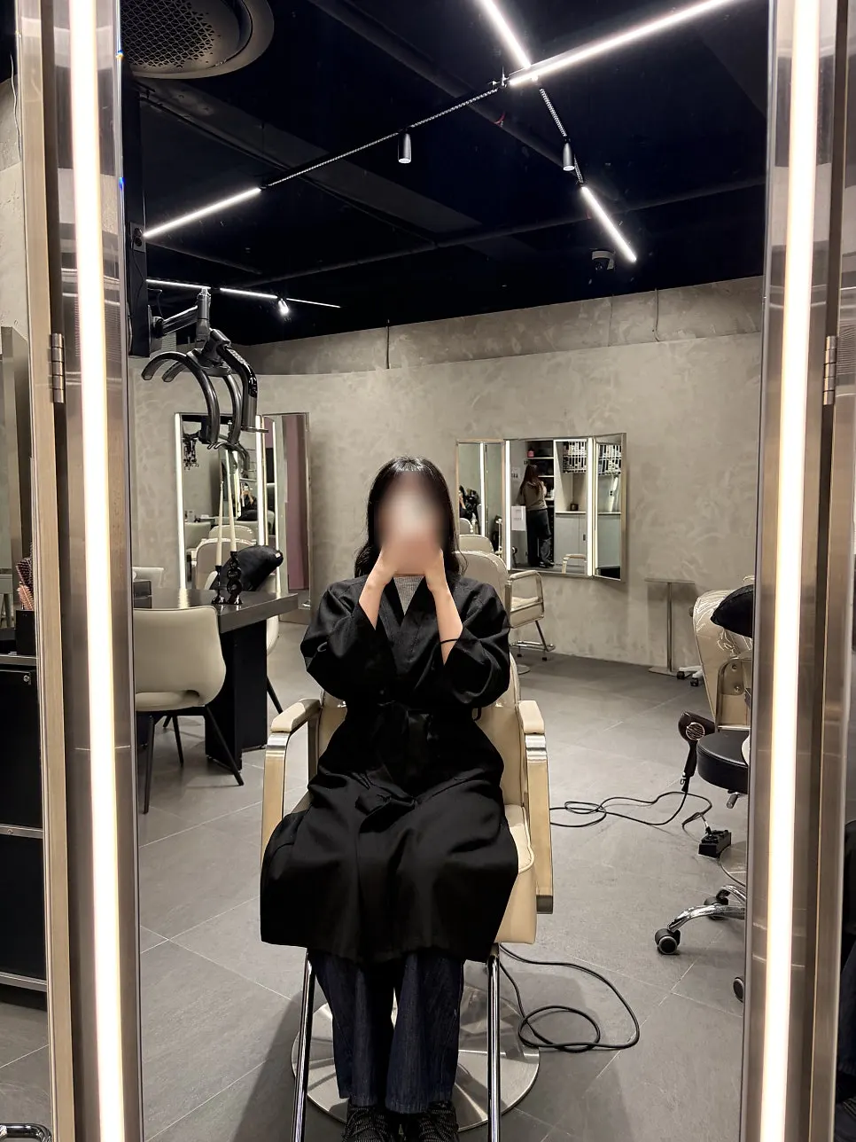 시술 전 상담을 받는 미용실 좌석