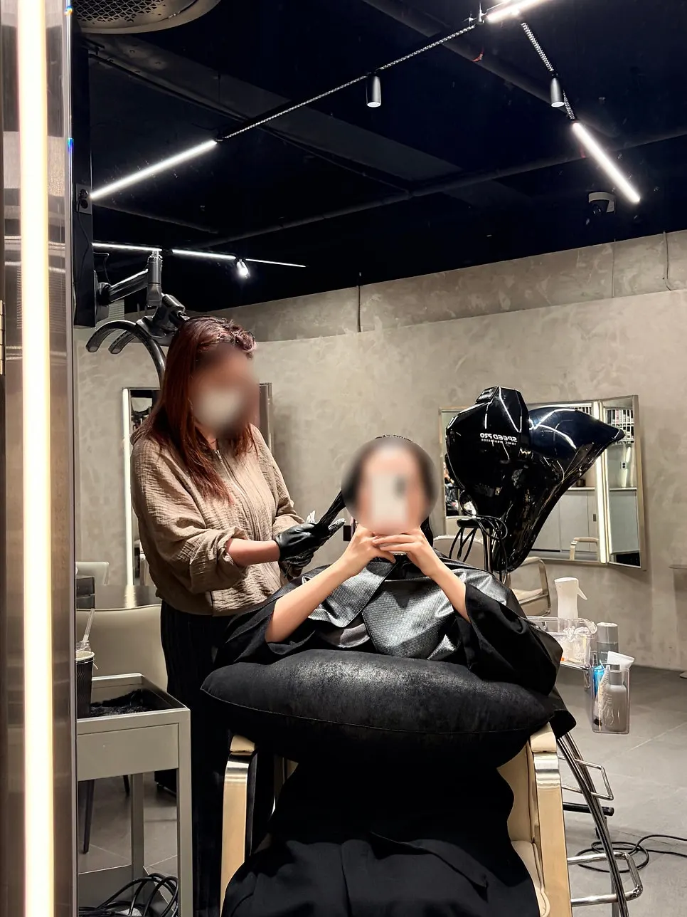 모발 전체에 펌제를 도포하는 과정