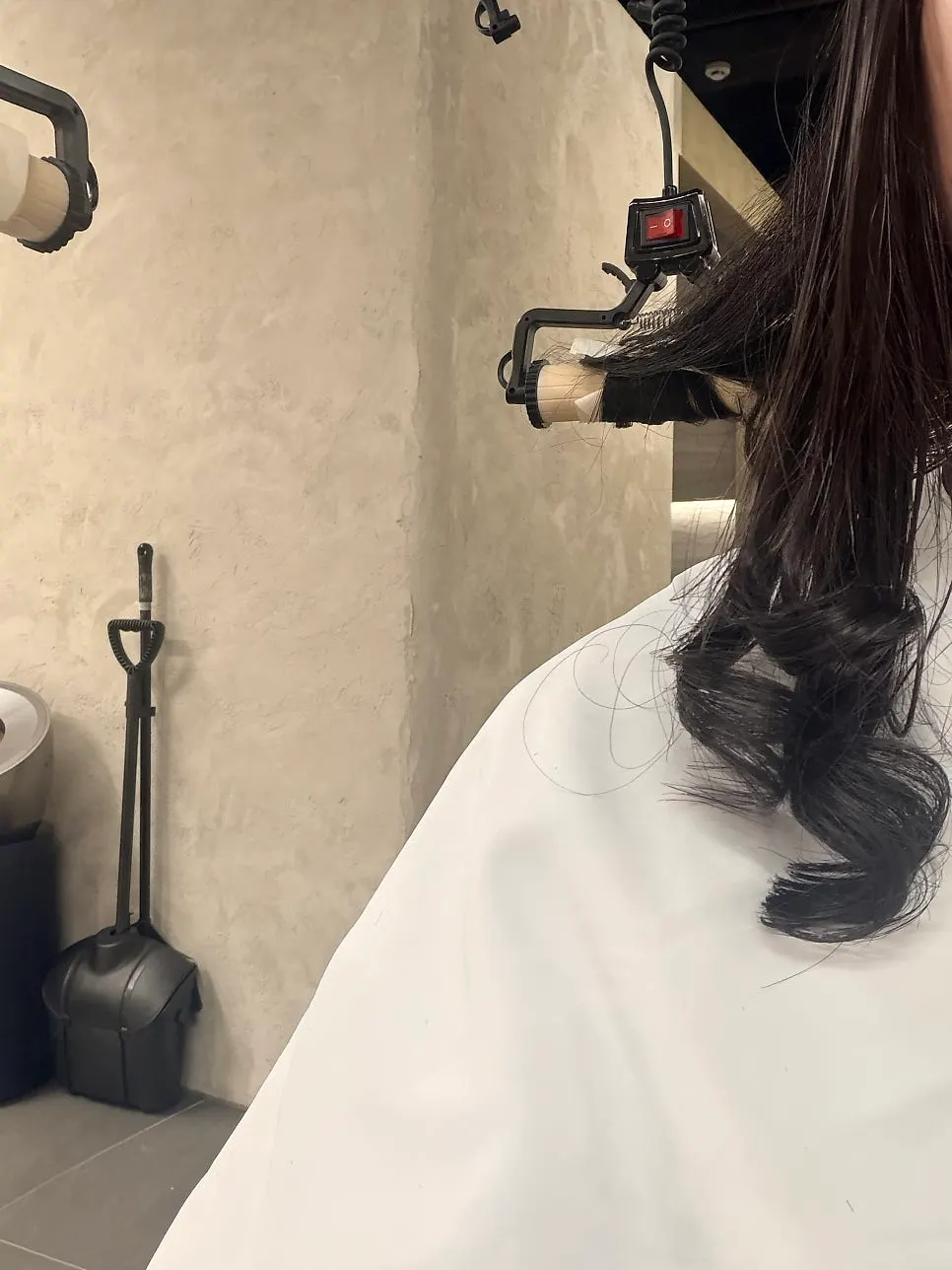 숱 많은 모발을 나눠 작업하는 모습