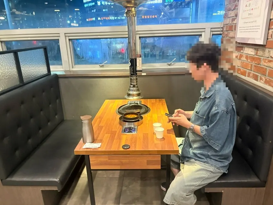 Spacious, comfortable dining hall of the BBQ restaurant