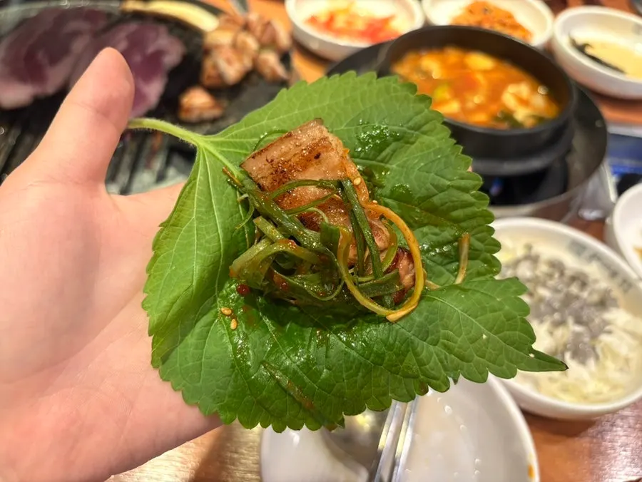 Grilled pork belly cut into bite-sized pieces