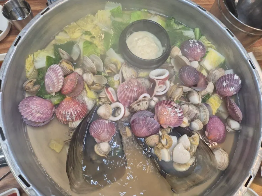 밑반찬과 함께 놓인 전골 냄비