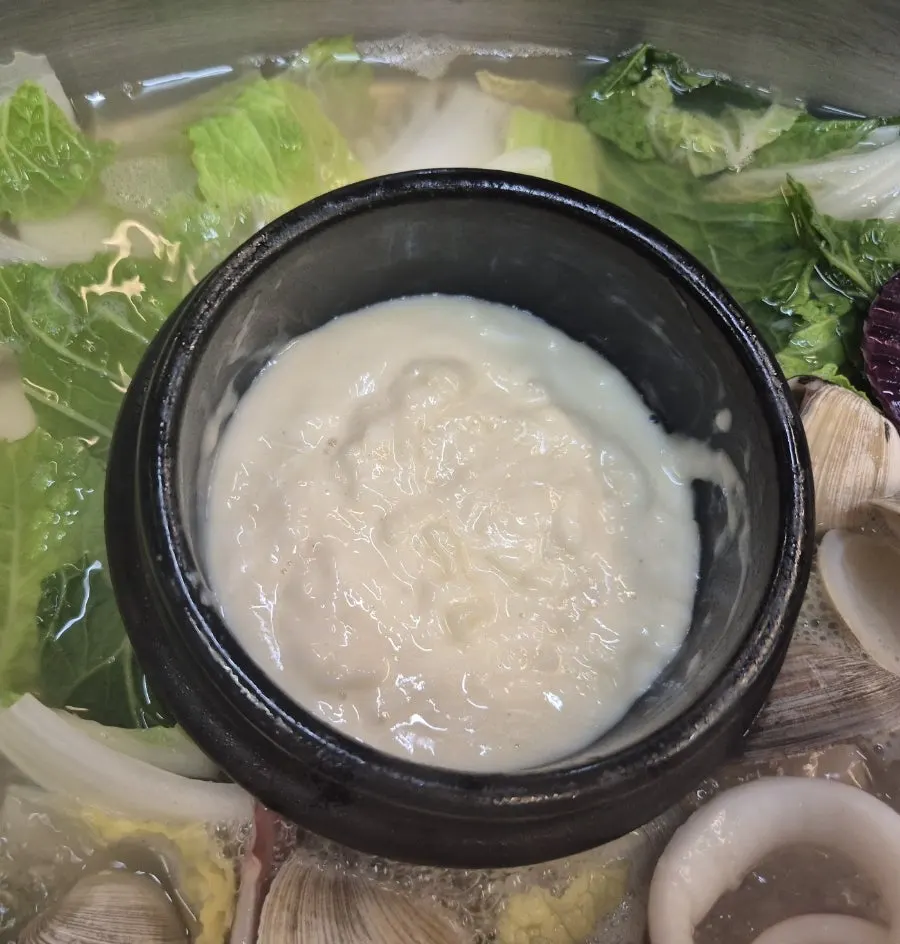 해산물에 늘어나는 치즈를 올린 모습