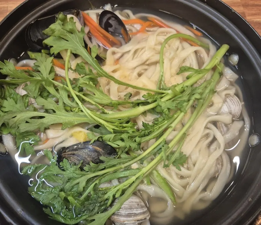 전골 육수에 넣은 칼국수 면