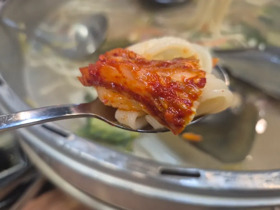 조개칼국수와 매콤한 겉절이