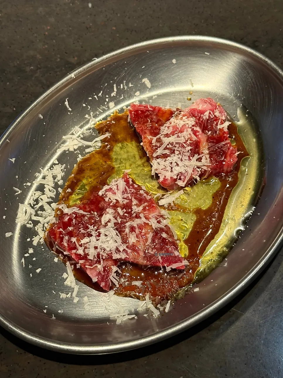 숯불 앞 직원 구이 장면