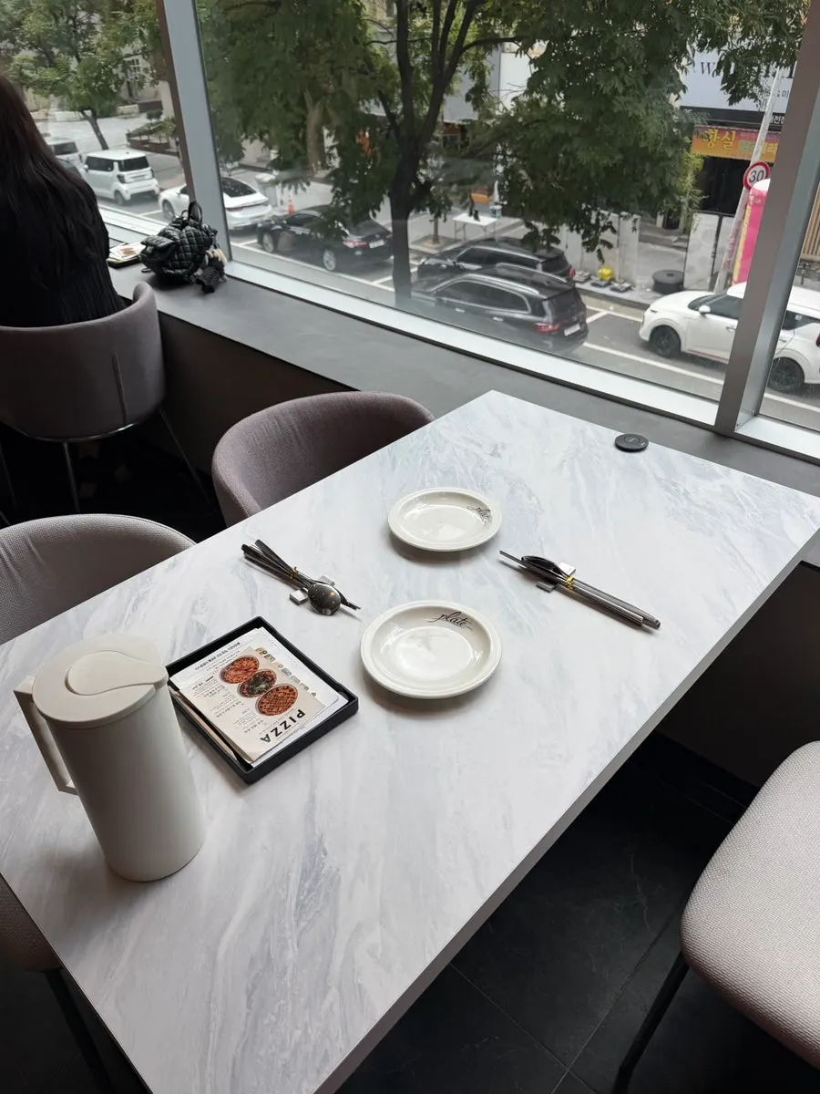 통창이 있는 창가 좌석
