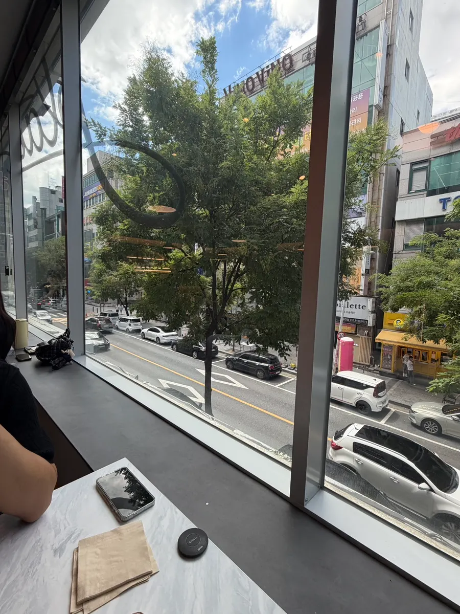 깔끔하고 따뜻한 분위기의 홀 테이블