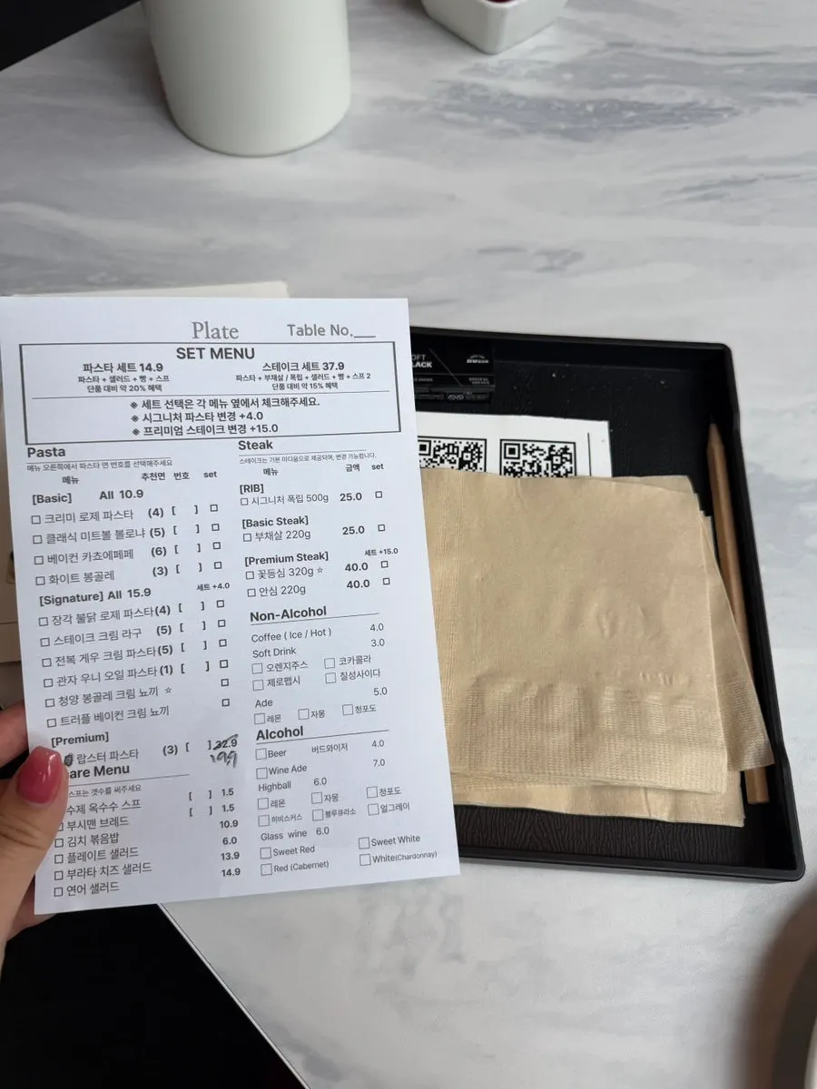 스테이크와 피자, 리조또가 적힌 메뉴판