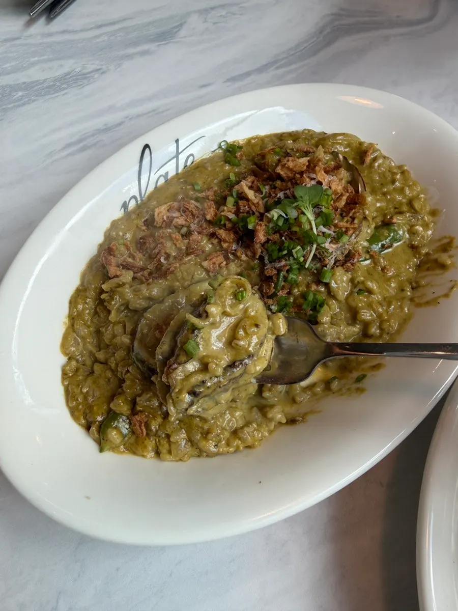 치즈와 토핑이 올라간 전복게우크림 리조또