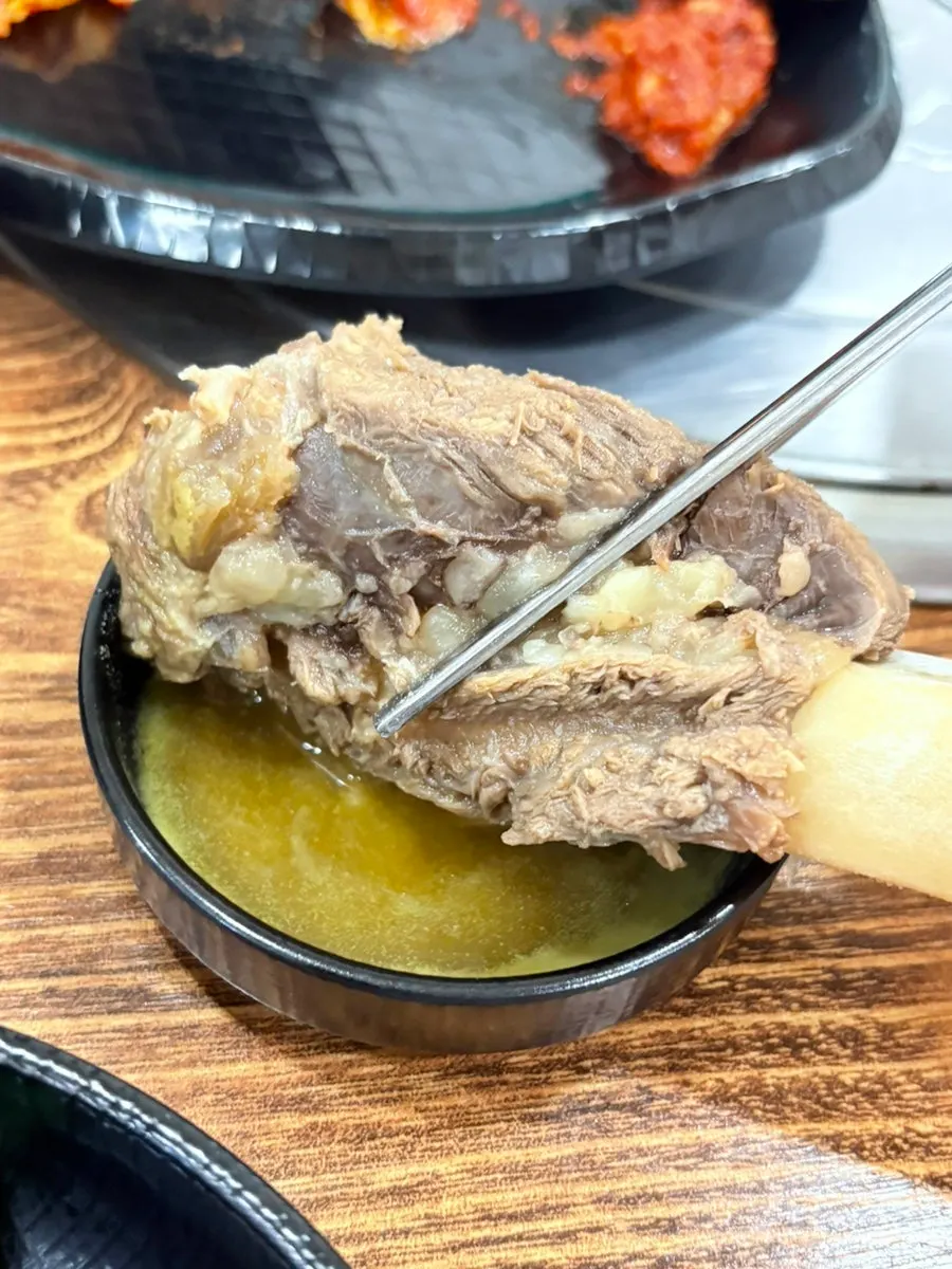 Hanppong's galbitang with basic side dishes